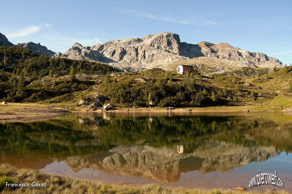 004 Cabianca e rifugio Calvi riflessi nel lago Rotondo.jpg